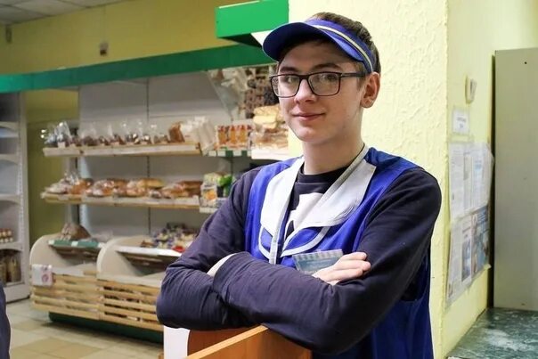 Продавец сфера. Продавец магазин парень. парень кассир. продавец кассир парень. молодой продавец.