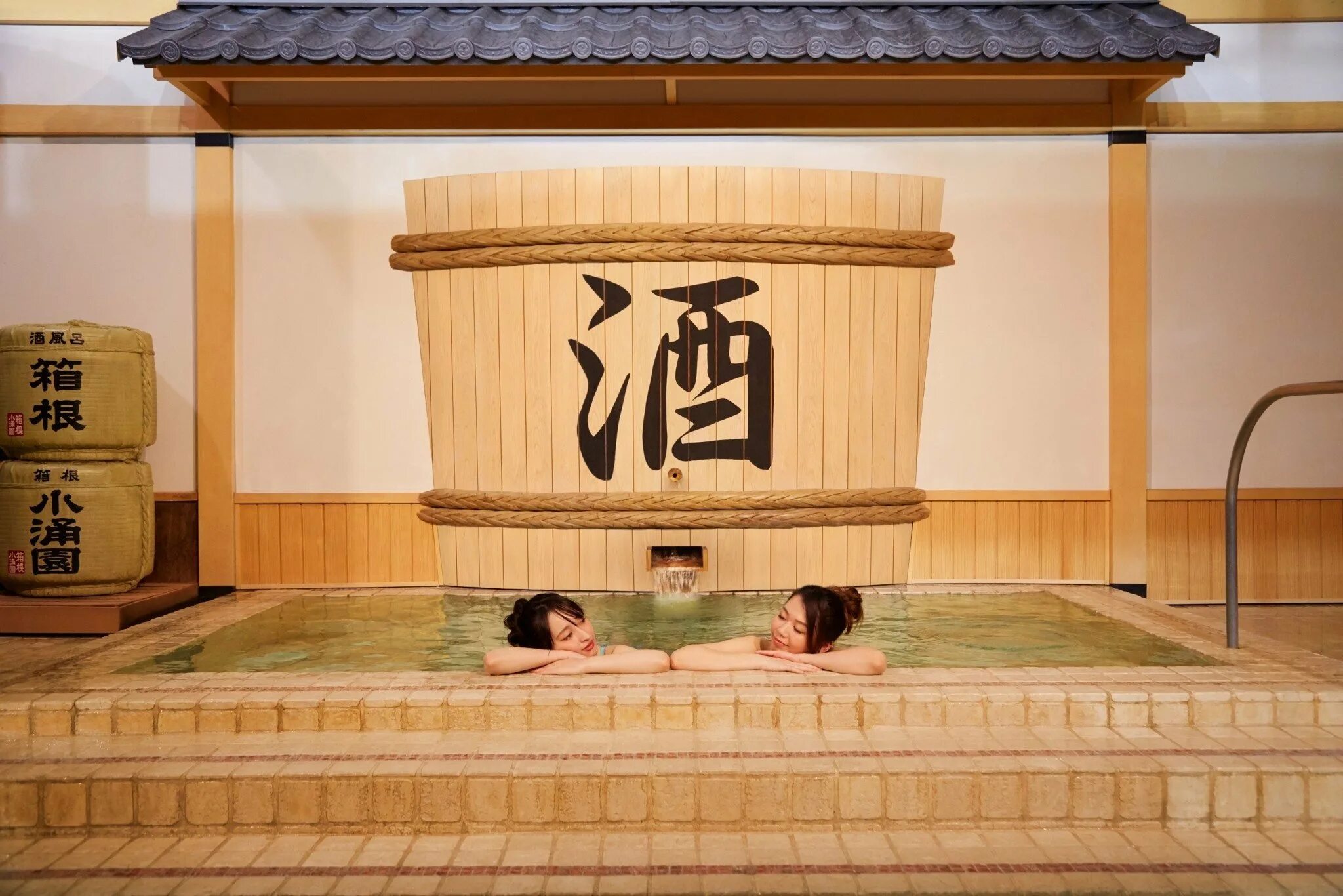 Японское спа. Японская баня сэнто. Сэнто в Японии. Японская баня сэнто женщины. Баня в японском стиле.