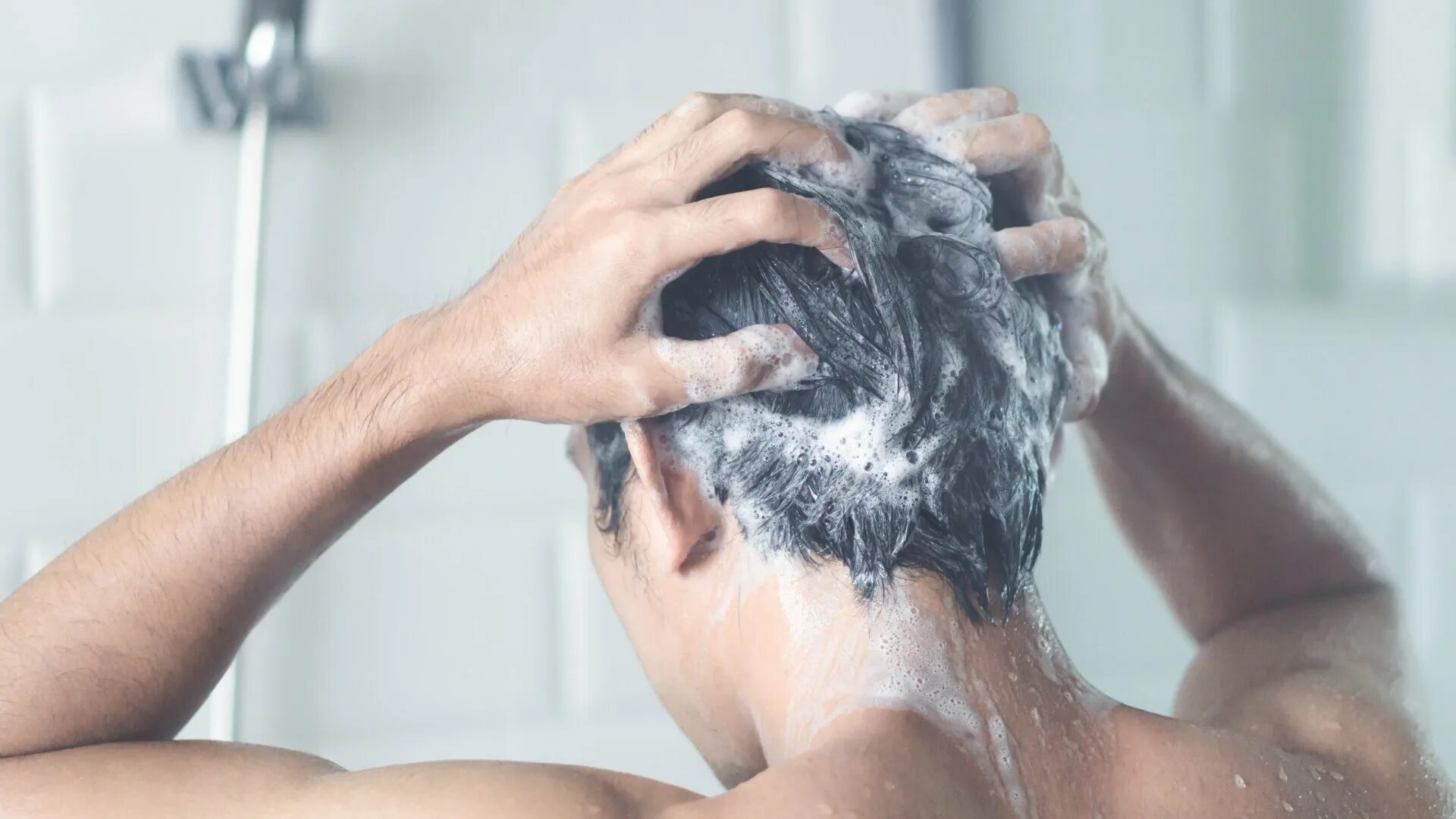 Мыть голову в душе. Мытье головы. Мужчина в моей голове. Корова мытья шампунем. Мытье волос мужское.