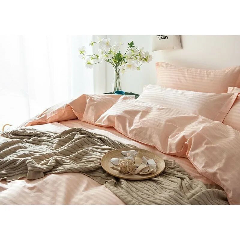 постельная кровать. простынь на кровати. чисто белое постельное белье. заправлять постель. кровать с белым постельным бельем.