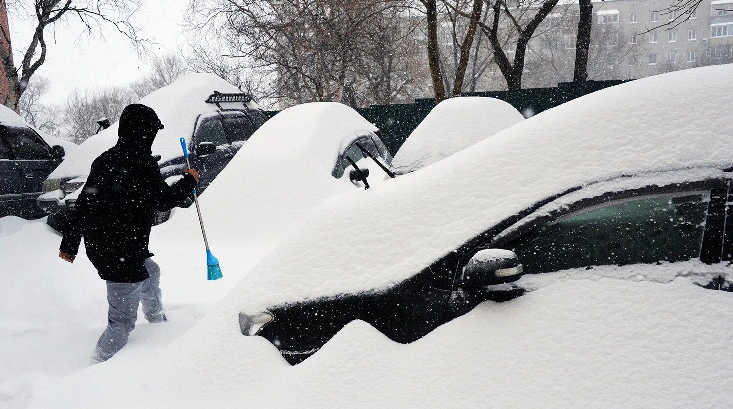 Высота снежных сугробов. Снег декабря в Москве ночью. Машина на высоте на снегу. Эвакуатор вытаскивает машину из сугроба. Появятся сугробы