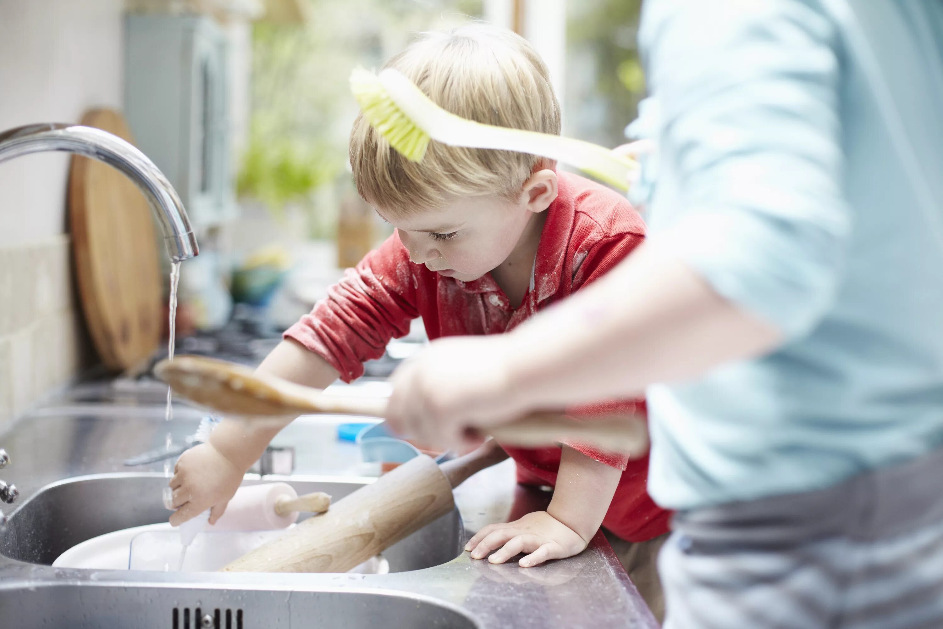 Мытье посуды детьми. Мытье посуды для детей. Для мытья детской посуды. Помогать маме по дому. Дети помогают.