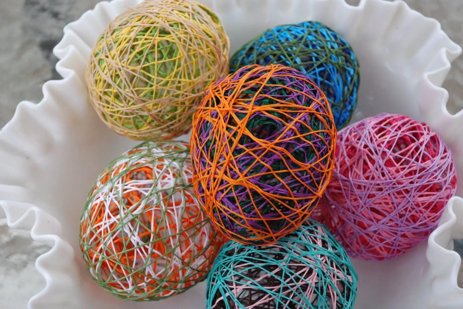 поделки на пасху. поделка на пасху из ниток. поделка на пасху из ниток и шарика. пасхальный цыпленок поделка. пасхальное гнездо из ниток.