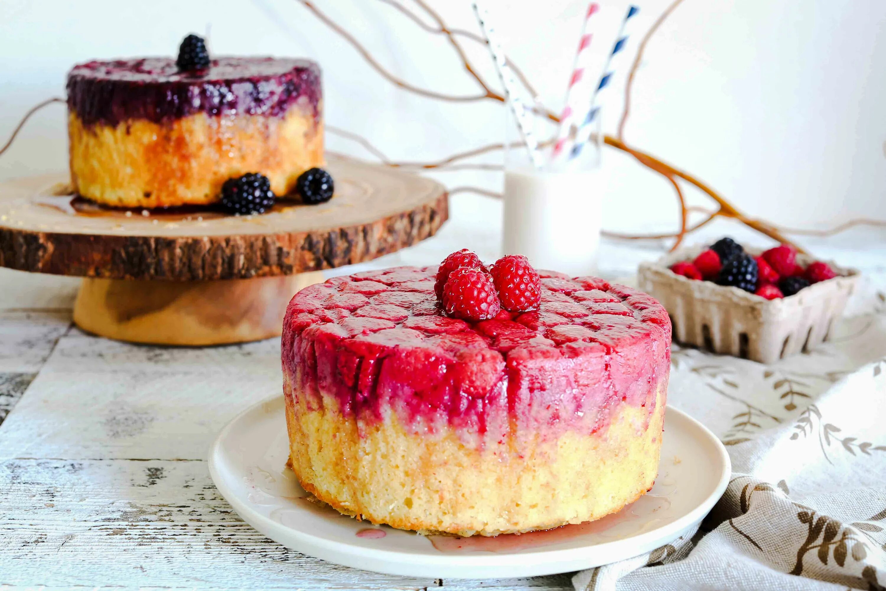 Upside cake. Фирменный торт upside down cake. upside down cake десерты. upside down cake свадебный торт. апсайд даун кейк капкейки.