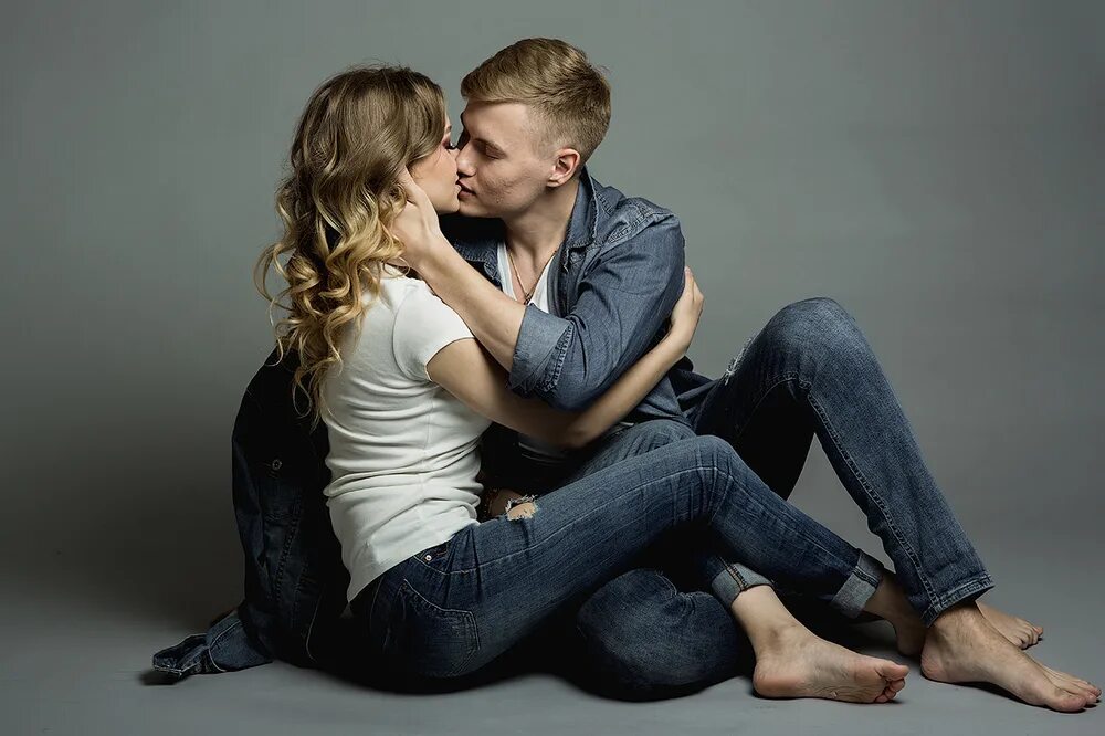 фотосессия пары в студии. новогодняя фотосессия лав стори в студии. студия пара. новогодняя фотосессия в студии. лав стори новогодняя съемка в студии.