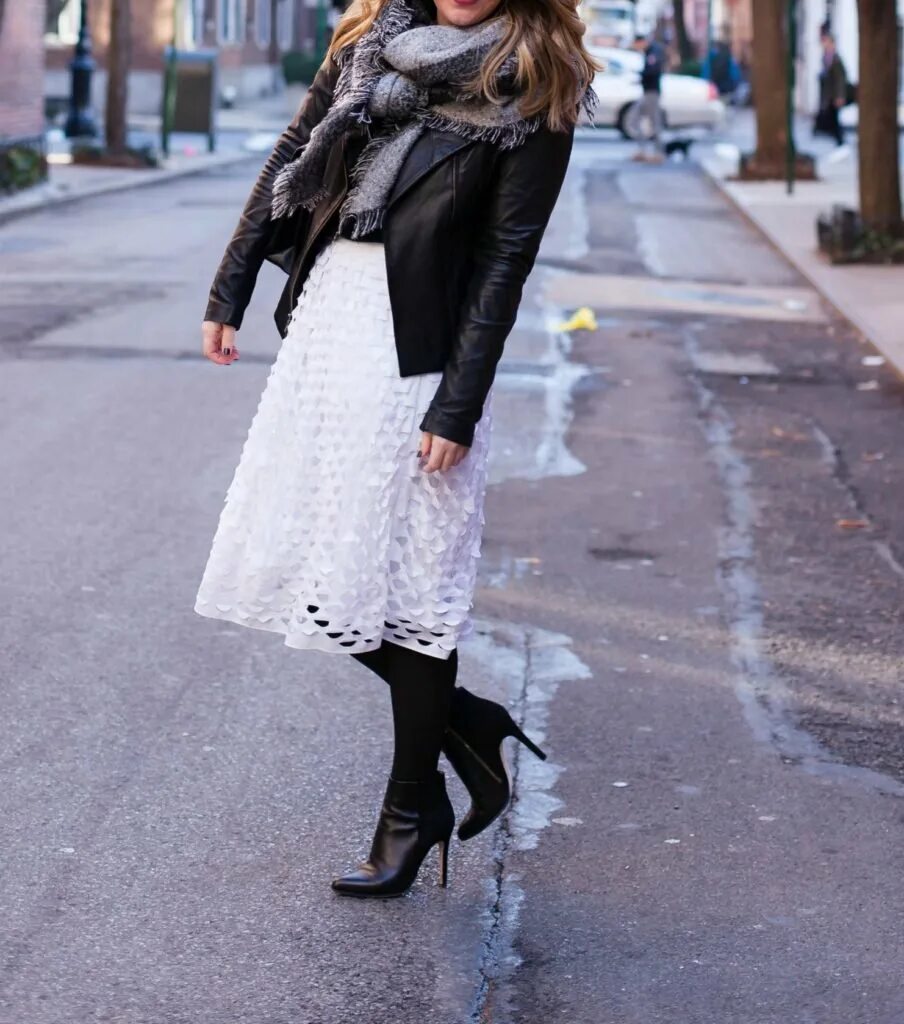 Платье на зиму 2022 под ботинки. Длинное вязаное платье с ботинками. Обувь под платье зимой. Обувь под платье зимой. С какой обувью одеть платье зимой.