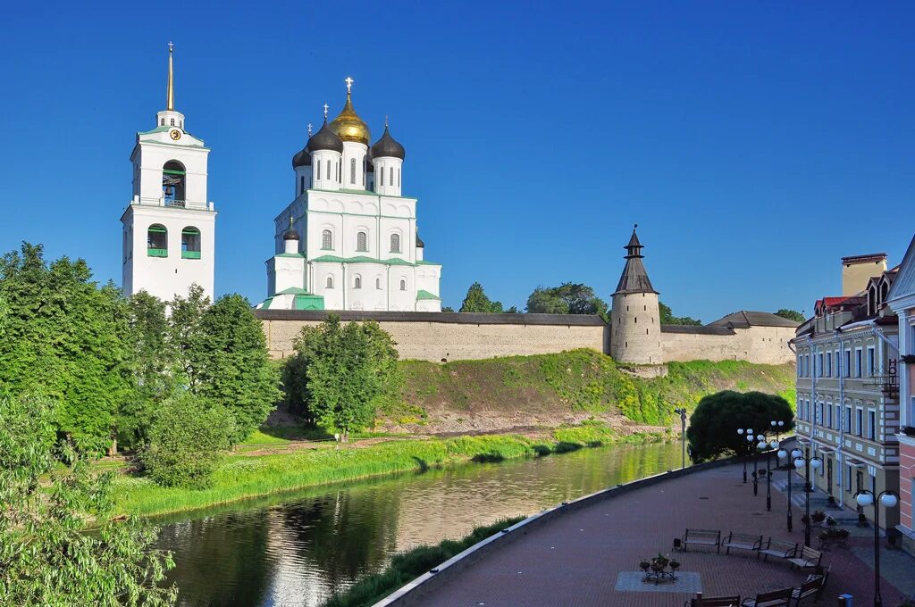 псковский собор в пскове ночной. псковский кремль территория. псковский кремль псков. псков прекрасен. набережная в пскове у кремля.