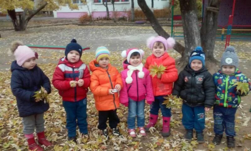 Прогулка в детском саду в младшей ноябрь. Прогулка детей в детском саду в младшей группе. ходьба в младшей группе детского сада. прогулка в детском саду в подготовительной группе. прогулка в ясельной группе.