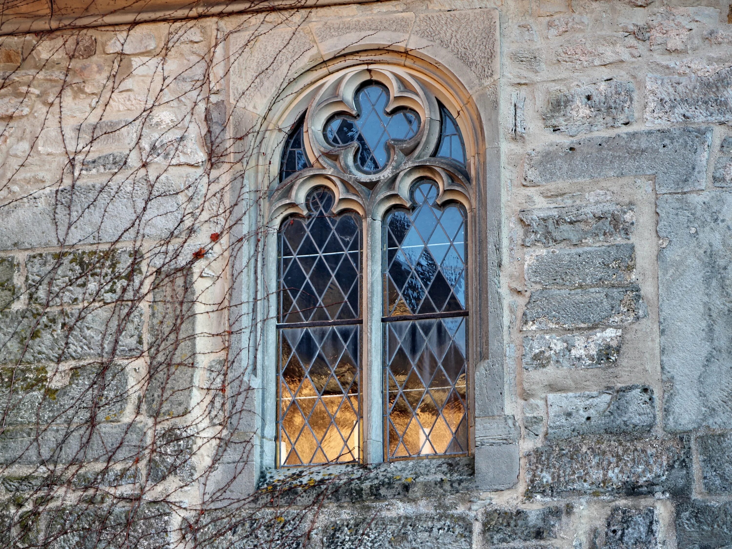 В замках были окна. Окна в средневековых замках. Окно в старинном замке. Окна в средневековье. Окно в замке.