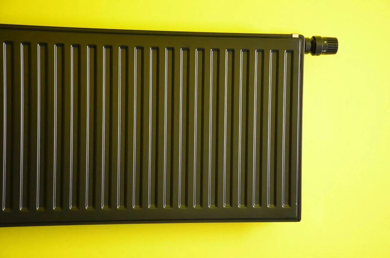 Материал радиаторов отопления. Радиатор отопления стальной РСГ. Радиатор отопления стальной РСГ 1. Радиаторы Керми черные. Плоский радиатор отопления l2a.