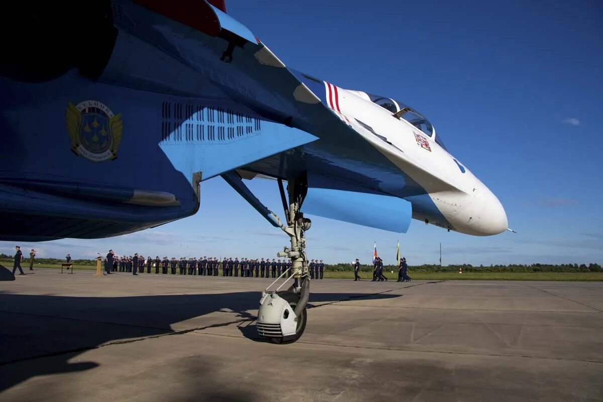 Су-27уб русские витязи. Аэродром кубинка су 35. Витязь пилотажная кубинка. Су 34. Экипаж су 30 см.
