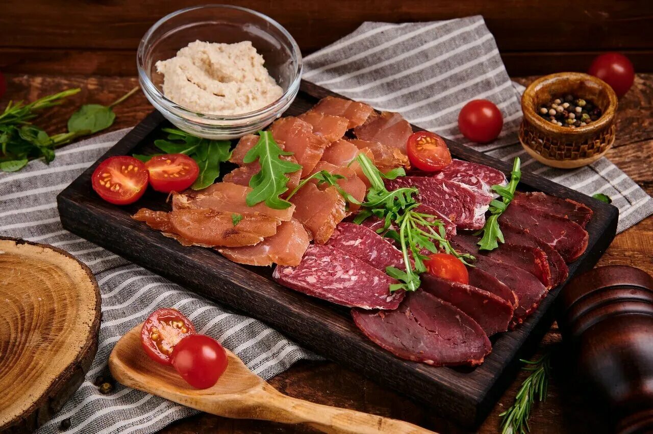 мясо колбасы. мясные деликатесы. копченое мясо. деликатесы севера. колбасы и копчености.