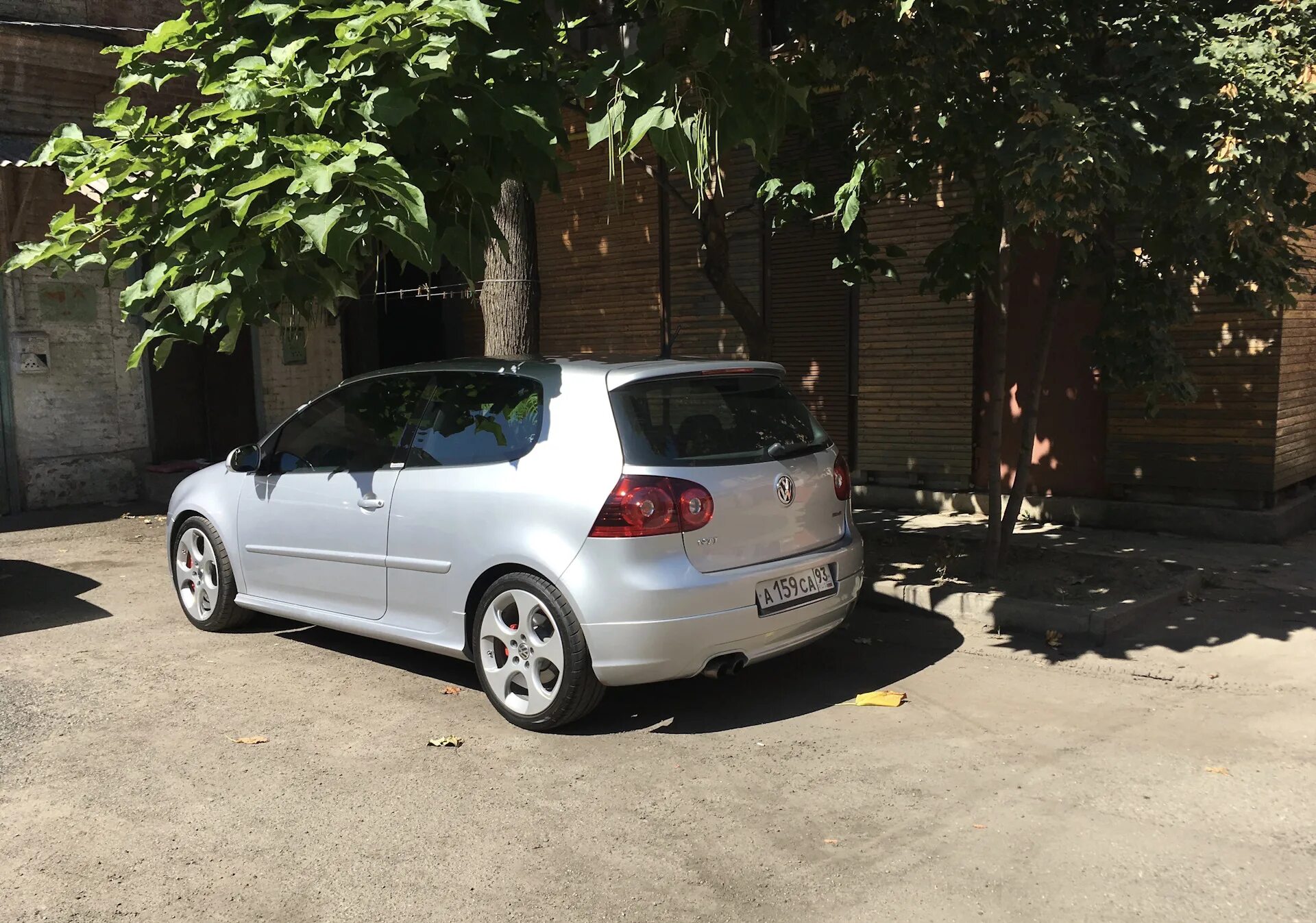 Volkswagen golf gti 2006. Фольксваген гольф 5 колеса. Фольксваген гольф 5 колеса. Фольксваген гольф 5 колеса. Vw golf 5 bbs r 17.