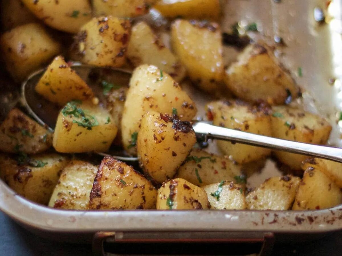 Картофель запеченный на мангале. Chopped Potatoes. The Potatoes cooked food. Toasted Potatoes.