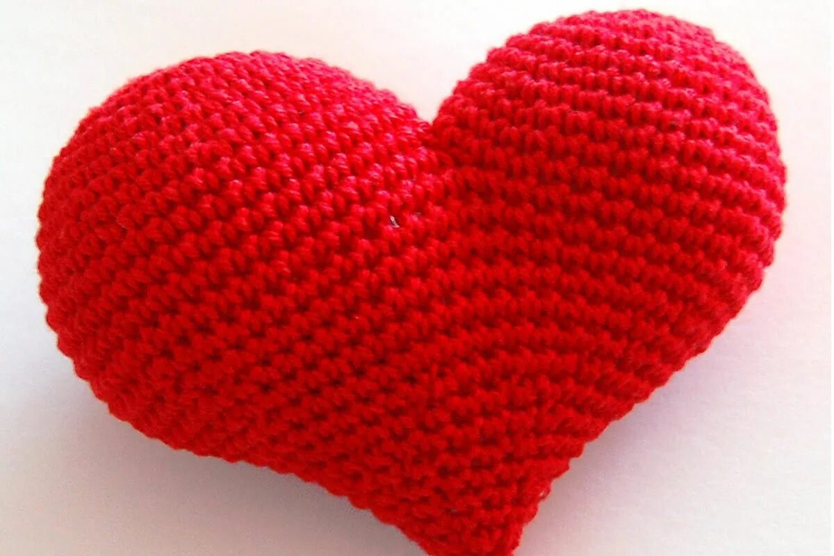 сердечко крючком. вязаные сердечки крючком. сердечко из плюшевой пряжи. вязаные сердечки. вязаная игрушка сердце.