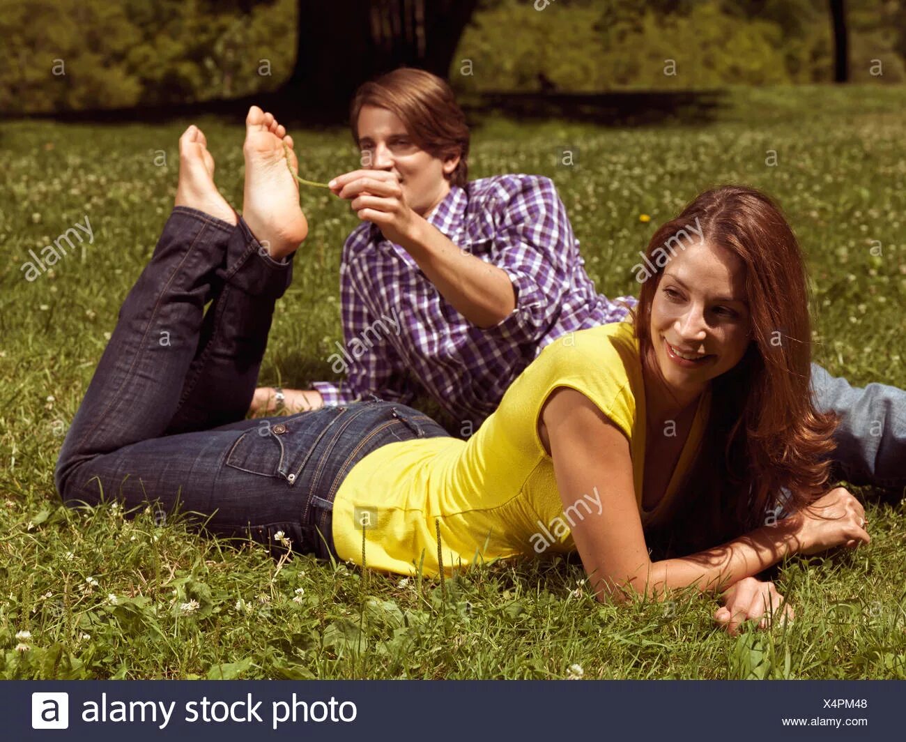 Перо для щекотания. Щекотка пяток девушки пером. Щекотка пяток девушки пером. Щекотка пяток. Щекотать пятки.