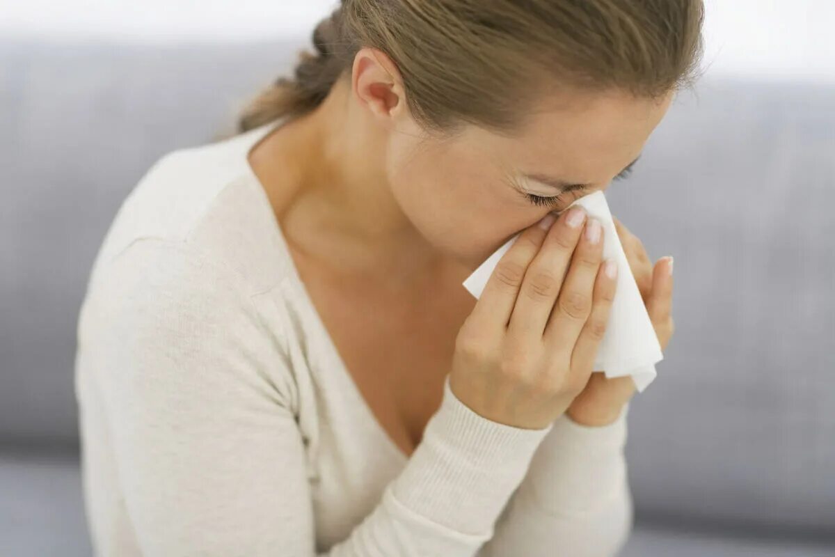 Сильные выделения из носа. Аллергические заболевания. Период предвестников астмы. Чихание при бронхиальной астме.