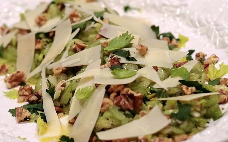 салат из стеблев сельдерея. блюда из сельдерея стеблевого. овощной салат с сельдереем. капуста сельдерей. салат с сельдереем и яблоком.