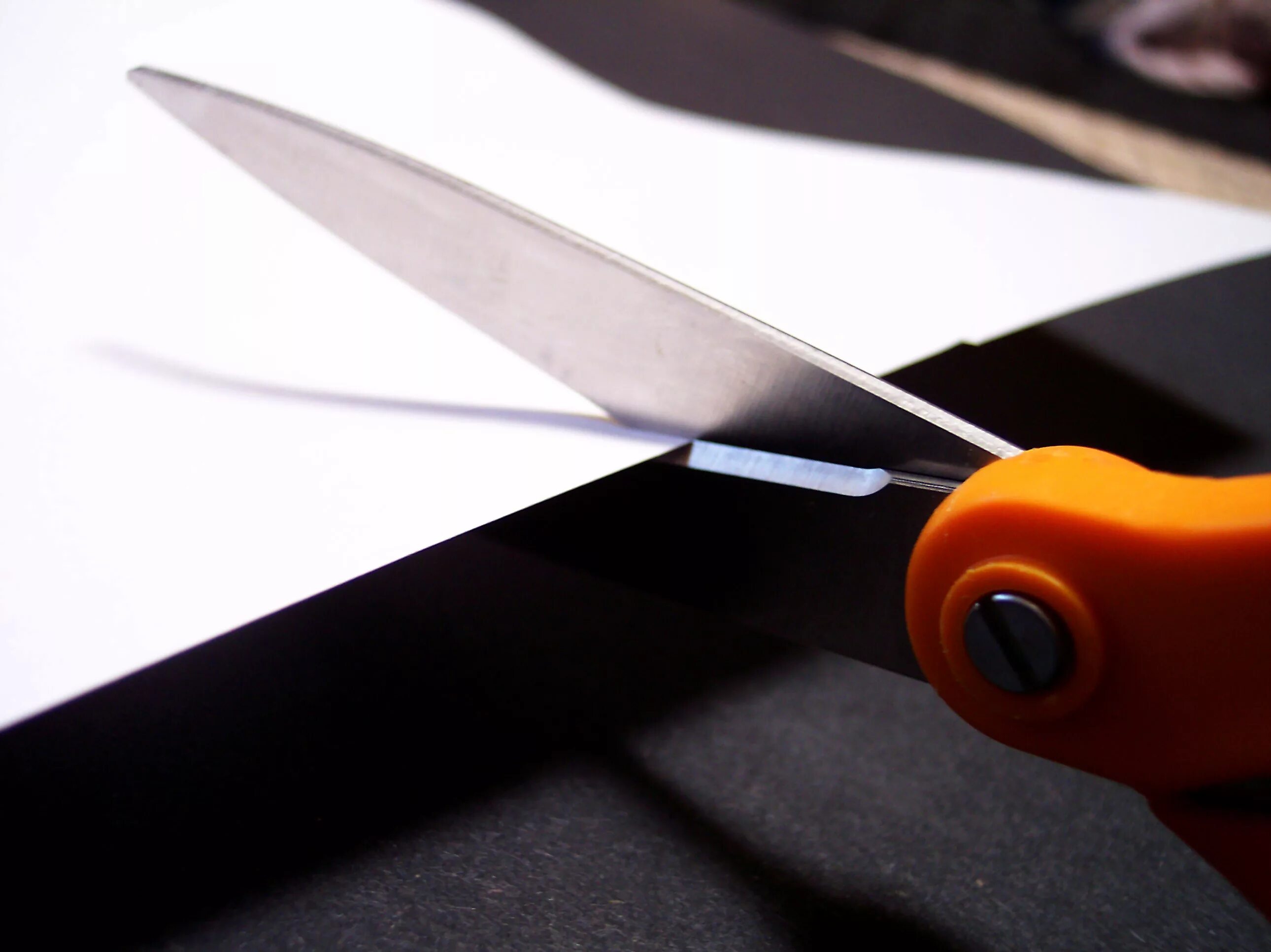 Cutting scissors. Отрезать ножницами. Разрезание бумаги ножницами. Ножницы режущие бумагу. Ножницы режут бумагу.