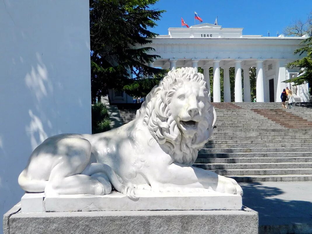 львы стату в севастополе. львы на графской пристани в севастополе. золотой лев севастополь. памятник графская пристань в севастополе. севастопольские львы.