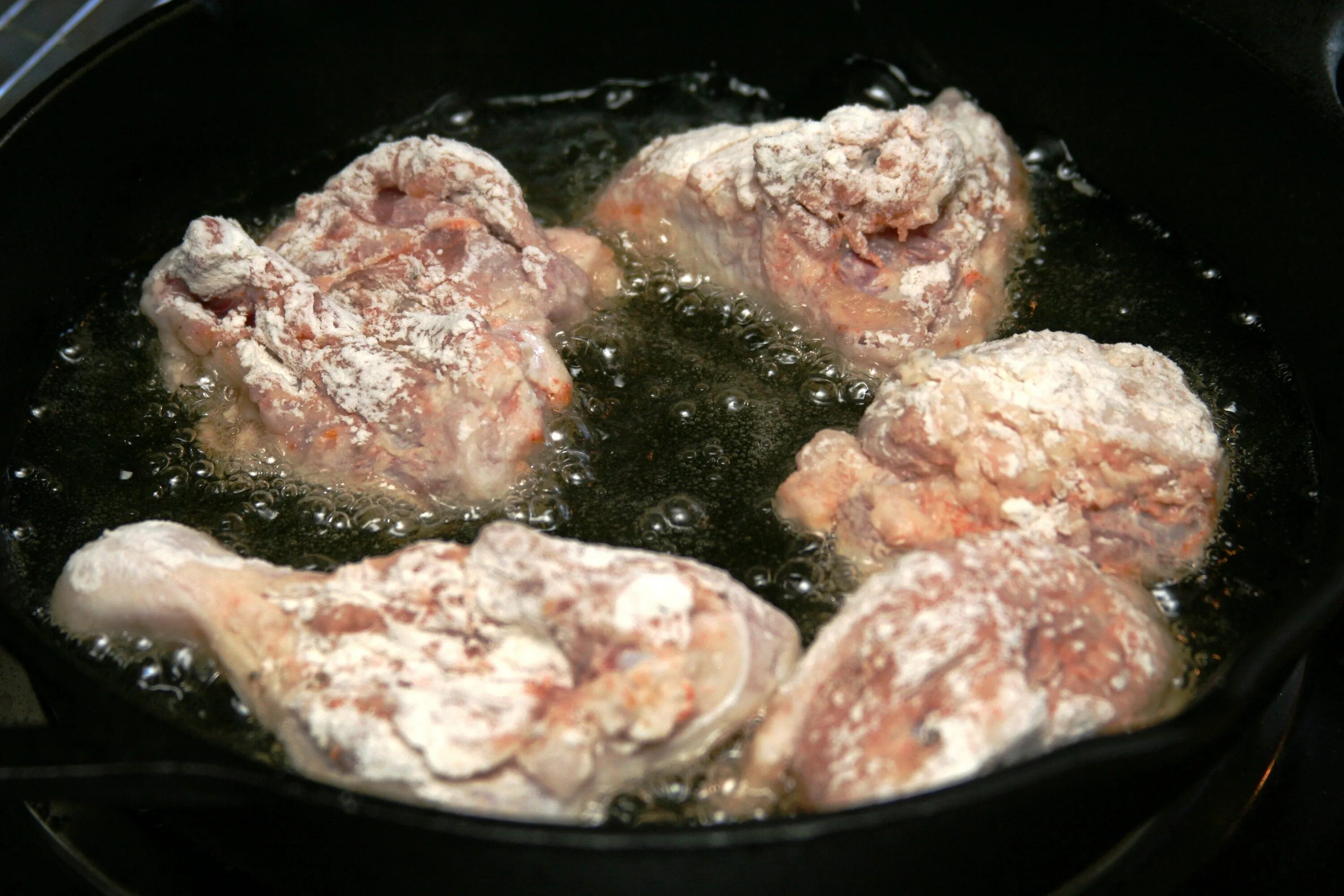 Простые рецепты из курицы на сковороде. Курица кусками на сковороде. Куриное мясо на сковороде. Курица жарится на сковороде. Жареная курица на сковороде с корочкой кусочками.