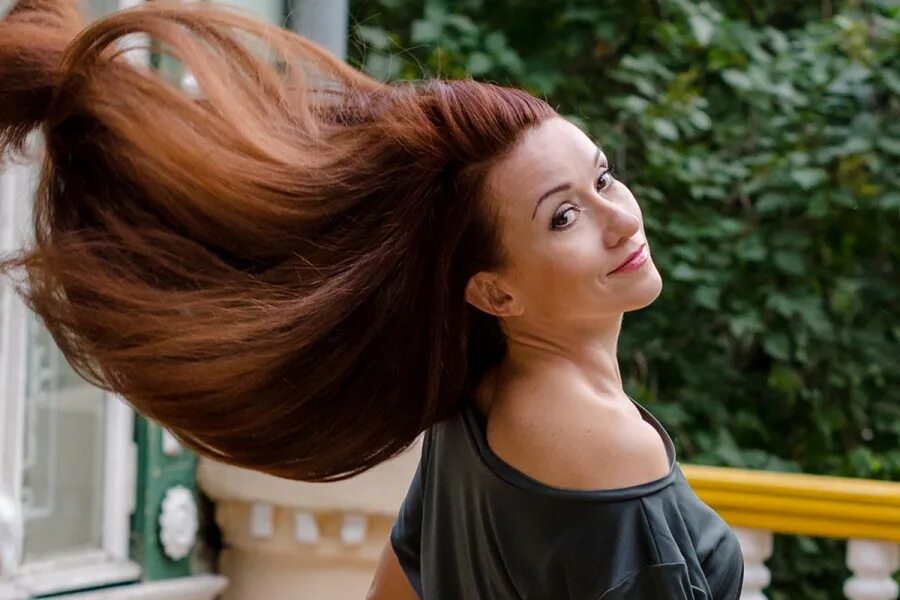 Девушка в поле с цветами. Как выглядит люда. Девушка лето. Живая мумия валерия левитина. Красивые девушки на природе.