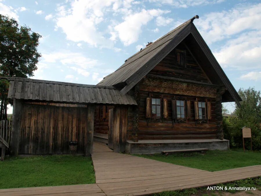 Новгородская изба пятистенок. Дом крестьян 16 века. Курная изба 17 век. Крестьянские дома фото. Крестьянская изба 19 века.