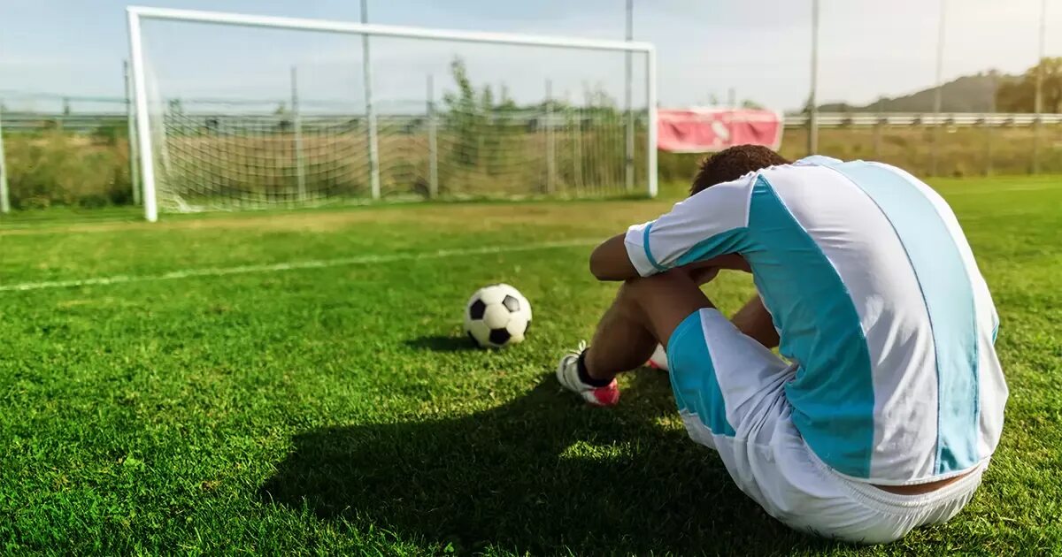 Peter started to play football because. Футболисты на поле. Парень на футбольном поле. Пацан на футбольном поле. Футбольное поле с игроками.