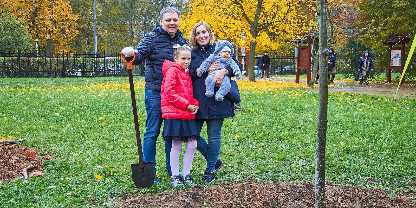 Посадка деревьев семьей. В москве сажают деревья. посадка деревьев в москве. проект наше дерево в москве.