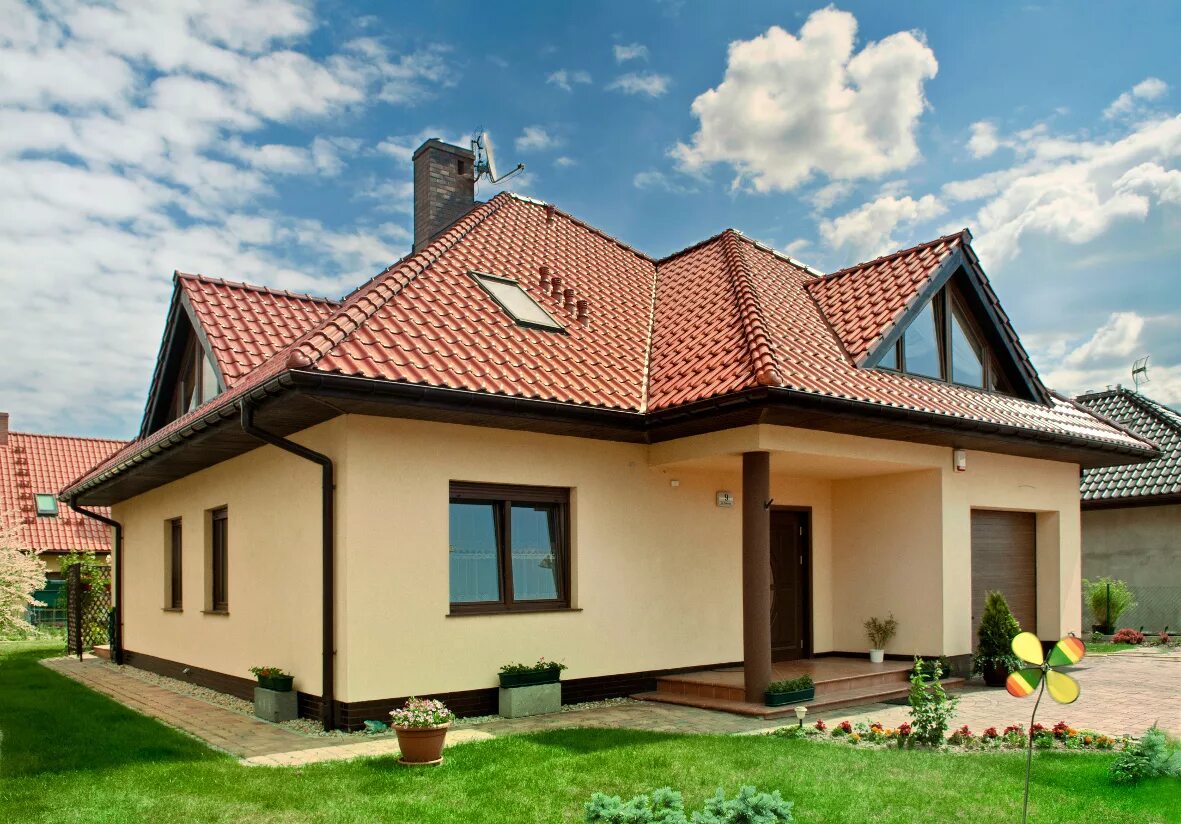 Крыша дома какую выбрать. Оштукатуренный дом с красной крышей. коричневая крыша. дома с коричневой крышей. крыша коттеджа.
