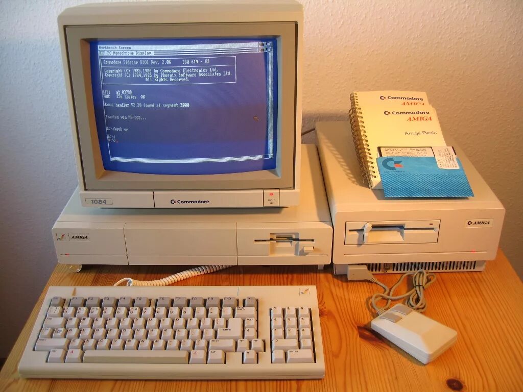 Компьютеры 90 х годов. Commodore amiga 1000. Компьютер амига 1985. Комп амига 90х. Старый компьютер.