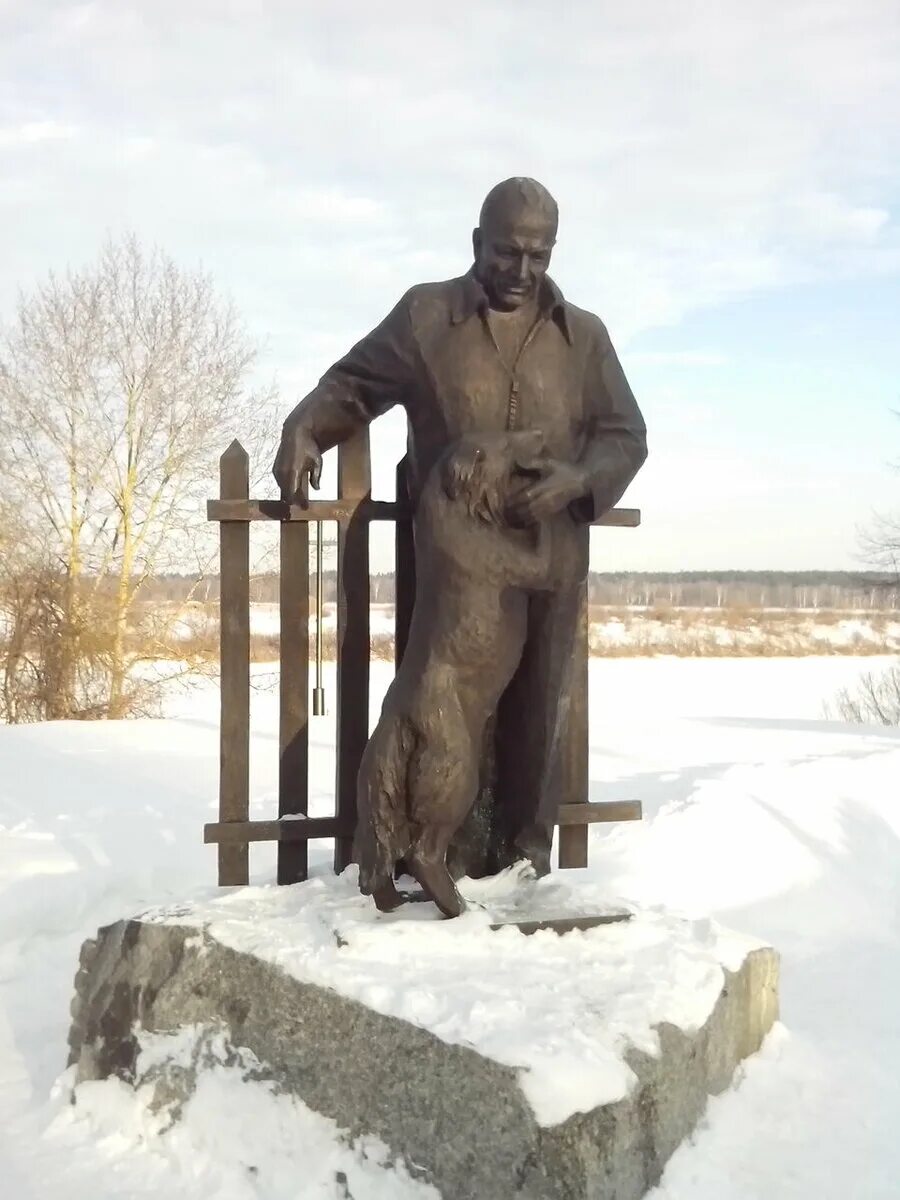 Памятник Паустовскому в Тарусе. Памятник Паустовскому в Тарусе зимой.