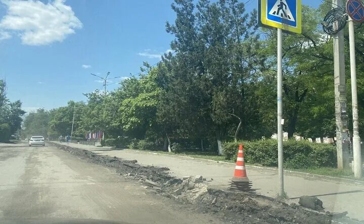 Ерш новочеркасск последние. Ремонт дороги. Ерш Новочеркасск. Новочеркасск дерево на дороге. Новочеркасск Октябрьский район.