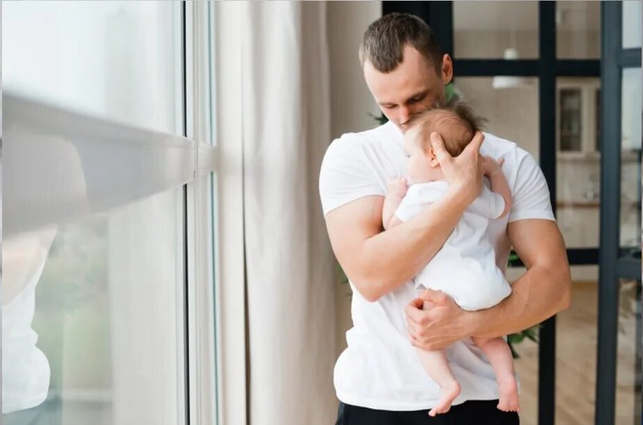 Человек обнимающий ребенка. Объятия детей. Мужчина обнимает ребенка. Мужчина держит младенца. Мускулистый папа с новорожденным.