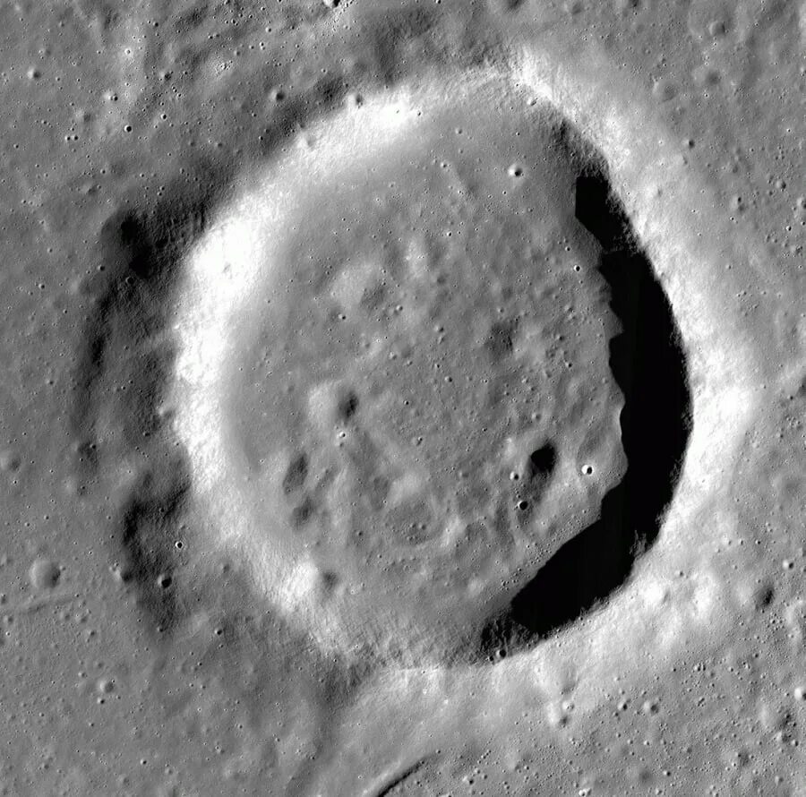 Что является причиной образования кратеров на луне. Кратеры на Луне. Гаусс (лунный кратер). Кратер Гаусса на Луне. Гумбольдт (лунный кратер).
