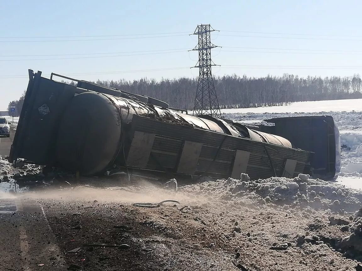 Водовоз врезался. Опрокинулась цистерна на трассе. Авария Тюмень Омск трасса фура.