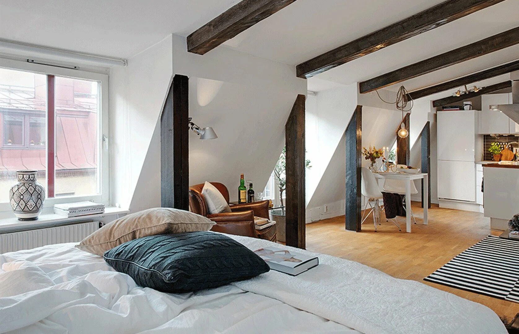 Спрятанные квартиры. Мансарда 40кв. Мансарда в скандинавском стиле. Спальня с балками на потолке. Спальня с балками в скандинавском стиле.