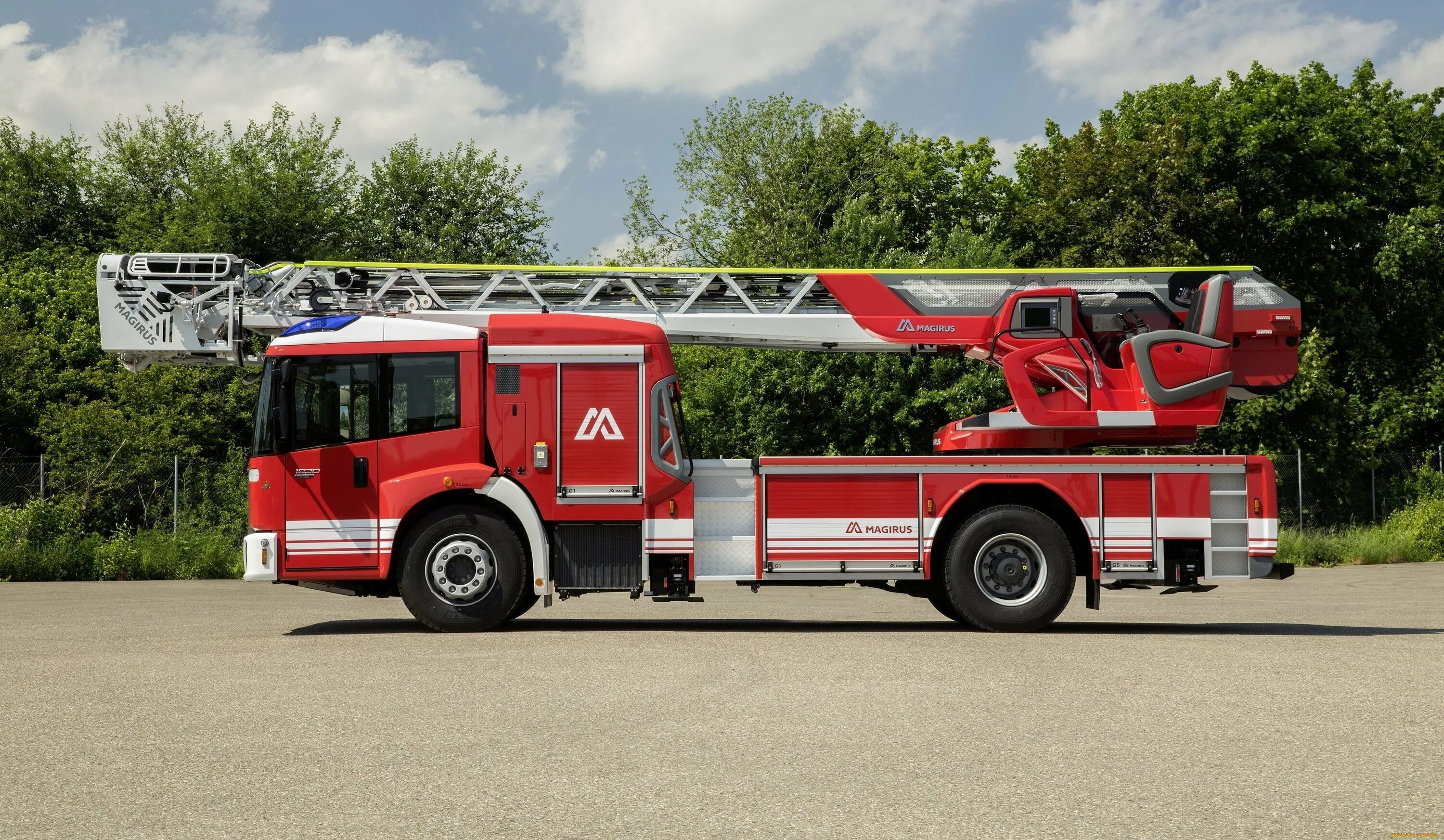 Хранение пожарных автомобилей. Пожарные машины Mercedes-Benz Econic. Магирус пожарная машина. Магирус пожарные автомобили. Mercedes Benz Magirus.