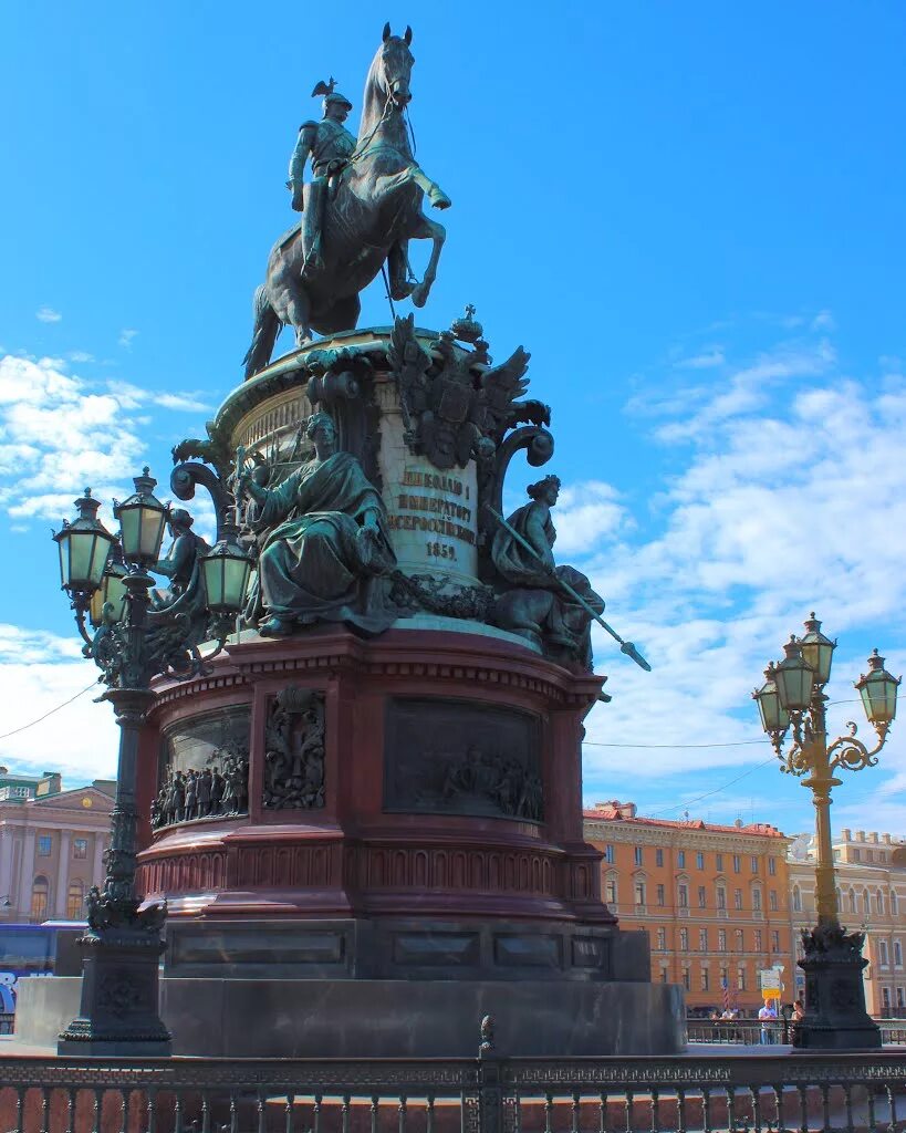 Памятник александру первому. Памятник Александру 1 в Петербурге. Памятник Николаю 1 в Санкт-Петербурге. Памятник Николаю i Клодт. Памятник Николаю 3 в Санкт-Петербурге.