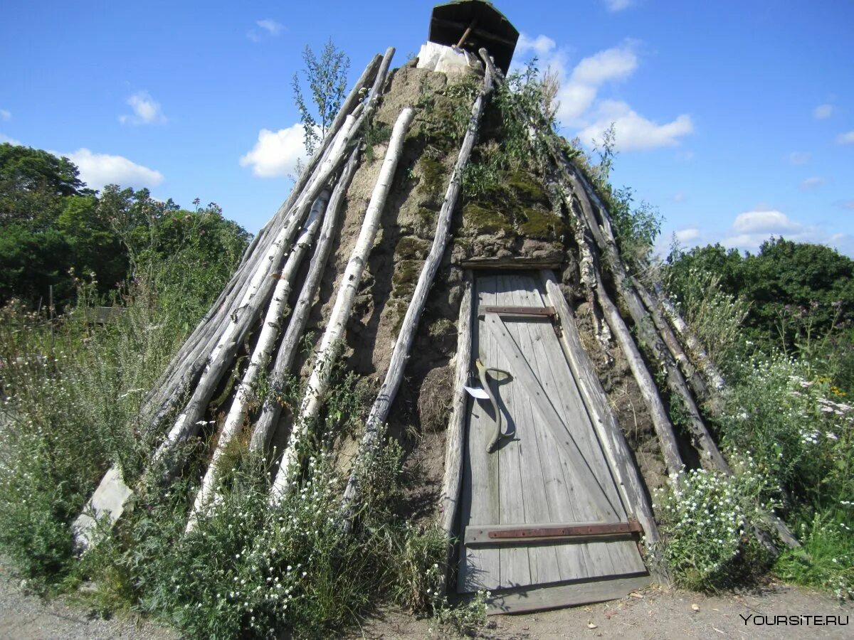 Около жилищ. Вежа лопарская. вежа саамов. жилище саамов. вежа саамское жилище.