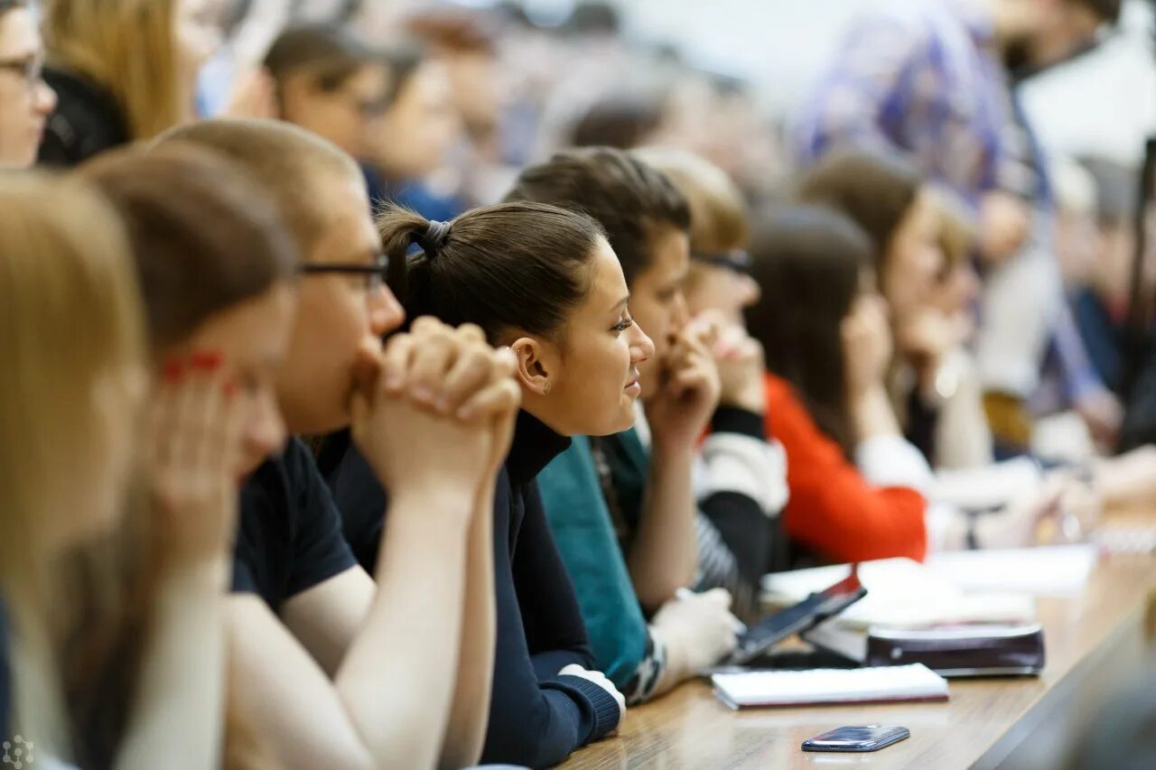 Некоторые слушатели. Аудитория слушателей. интересная лекция. лекция картинка. слушатели картинка.