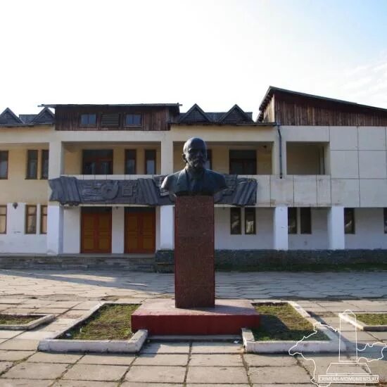 Погода в плодовом бахчисарайского. Село плодовое Бахчисарайского района. Плодовое (Бахчисарайский район). Село Льговское Кировский район Республика Крым. Памятник в селе угловое Бахчисарайский район.