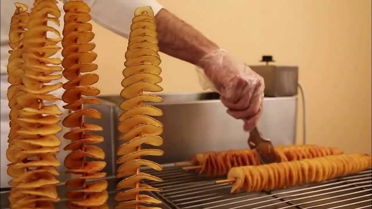 Картошка пружинка. Запеченная картошка спиралька. Чипсы торнадо. Картошка пружина. Картофель пружинка.