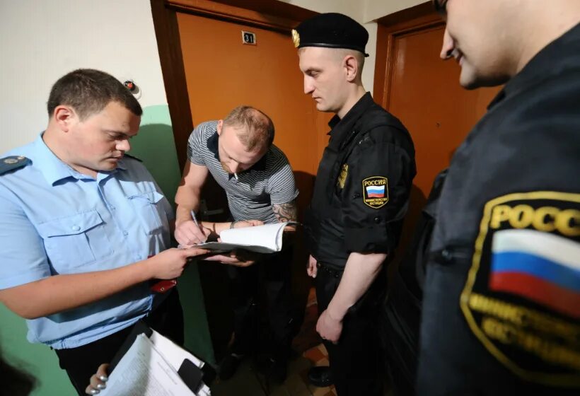 коллектор выбивание долгов. коллектор долги. фссп батайск. приставы вскрывают дверь. должников заставят работать.