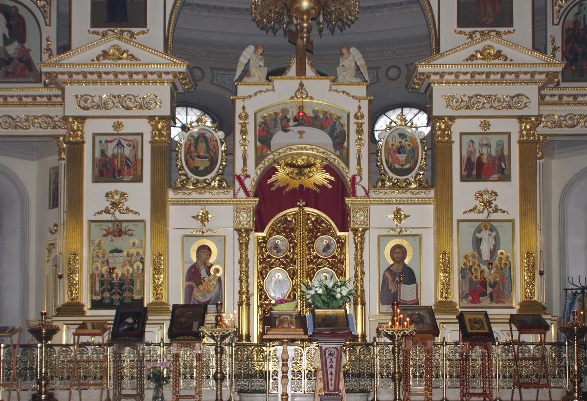 алтарные врата православного храма. центр иконостаса. тябловые иконостасы. иконостас придела иоанна предтечи в новоиерусалимском монастыре. центр иконостаса.