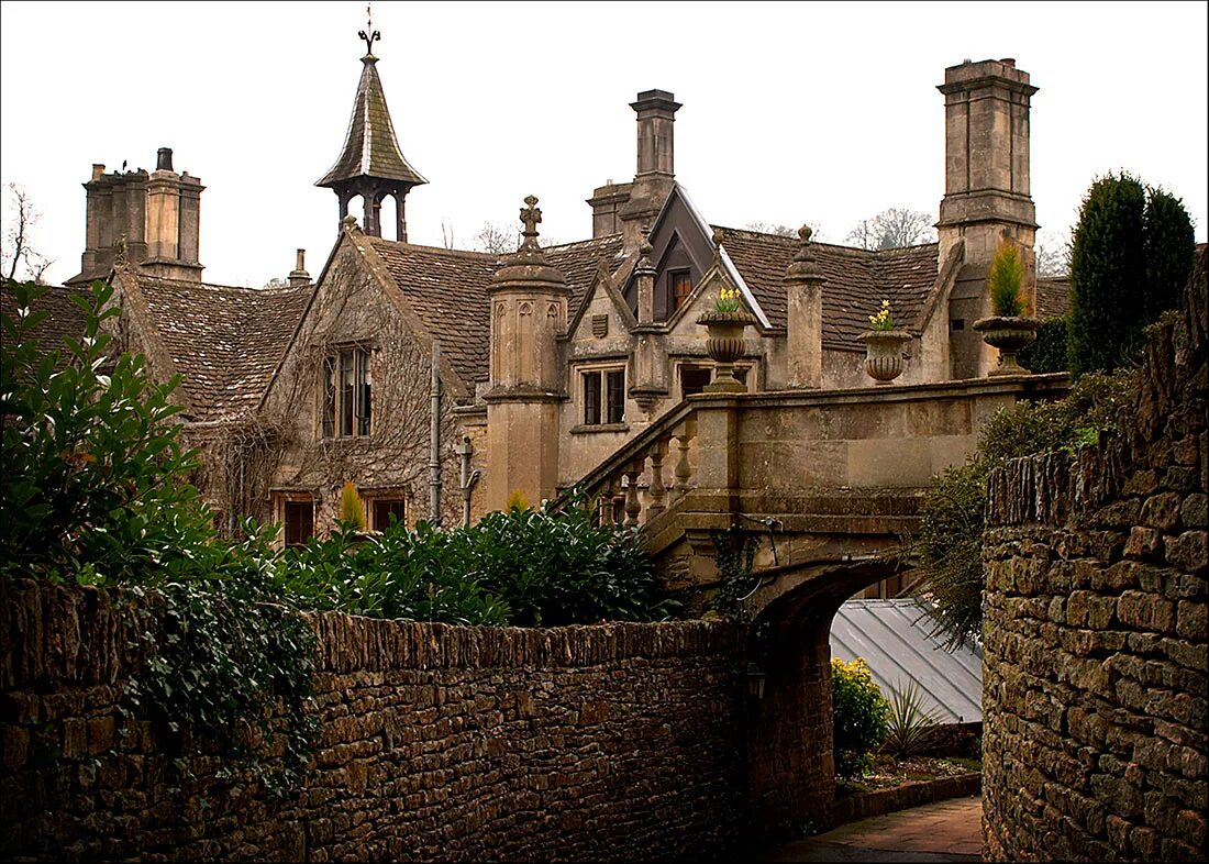 Village крепость. Англия деревня Castle Combe. Castle Combe, Уилтшир, Англия. Касл комб английская деревня. Касл комб самая красивая деревня в Англии.