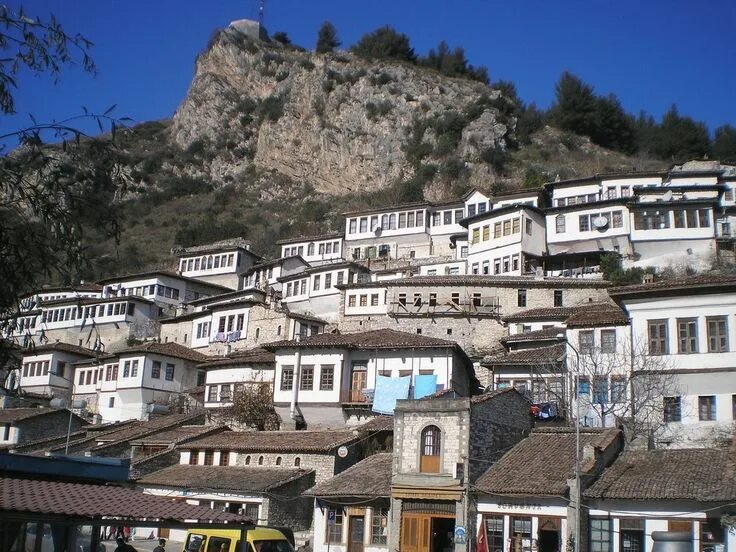 Файл:Old town of berat albania 3.jpg - Википедия