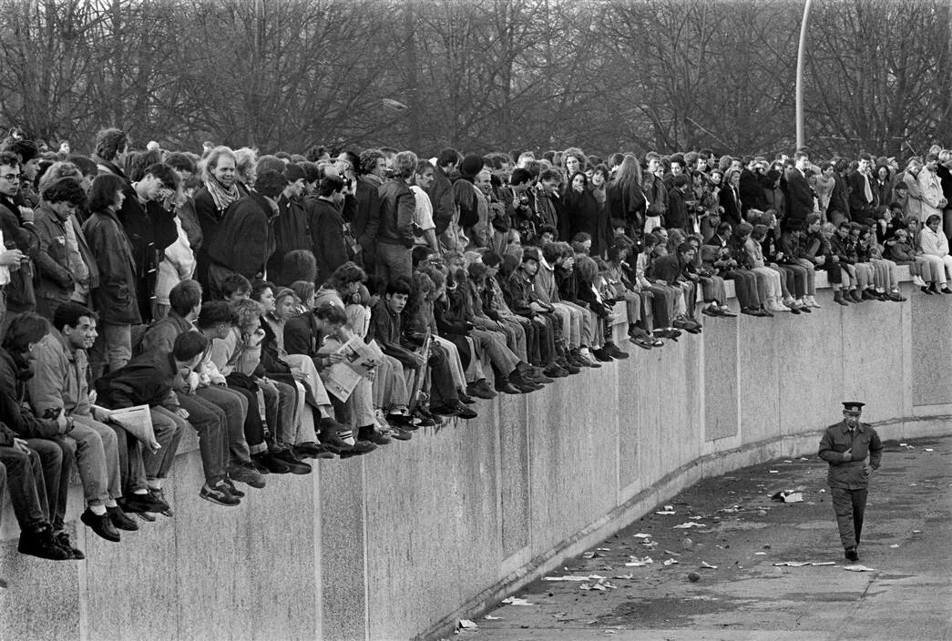 Фрг и гдр берлинская стена. Германия Берлинская стена 1990. Берлинская стена ГДР. Охрана Берлинской стены. Берлинская стена 1980.