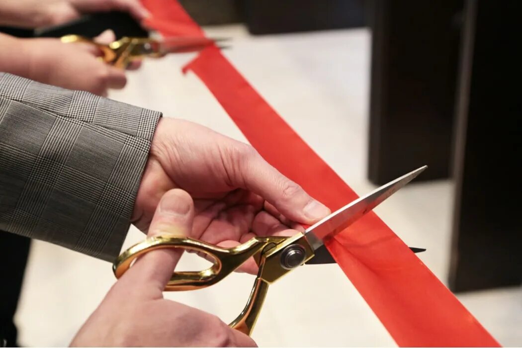 перерезание ленточки. перерезать красную ленточку. перерезать красную ленточку. перерезают ленточку на открытии. перерезание ленточки на открытии.