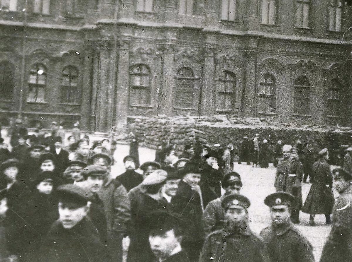 Зимний дворец революция 1917. Штурм зимнего дворца 1917. Петроград 1917 зимний дворец. Октябрьская революция 1917 взятие зимнего дворца. Петербург после революции